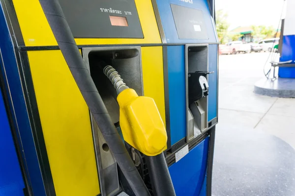 Colorido surtidor de gasolina de fuel oil — Foto de Stock