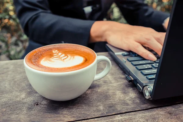 Bonito Asiático Jovem Trabalhando Laptop Coffe Shop Com Sua Xícara — Fotografia de Stock