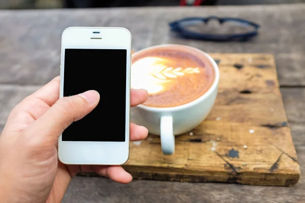 Manos Con Teléfono Inteligente Blanco Con Taza Café Con Leche — Foto de Stock