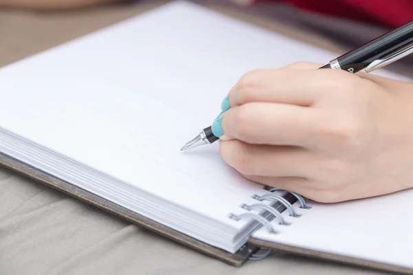 Mulheres Mão Escrevendo Caderno Branco Com Uma Caneta Cama — Fotografia de Stock