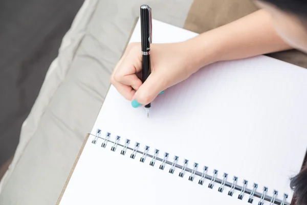 Mujeres Escribiendo Mano Cuaderno Blanco Con Bolígrafo Cama —  Fotos de Stock