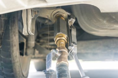 Araba benzin istasyonunda yakıt ile dolu yakın dolgu gaz