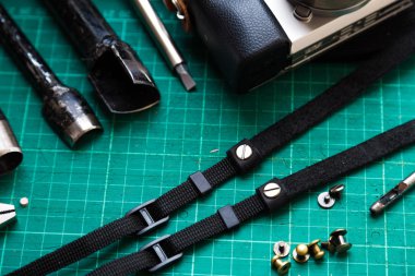 Deri atölyesinde hakiki deriden yapılmış kamera çalışma süreci.