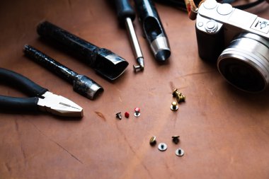 Deri işçiliği araçlarını kullanarak boyun askısı için boşlukla çalışma