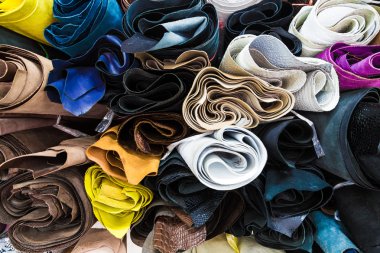 Hakiki inek deri birçok renk ve işçilik iş için birçok boyutu ile raf üzerinde üst üste