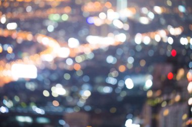 Trafik ışığı şehrin havadan görüşünü bulanıklaştırıyor. Bulanık soyut arkaplan