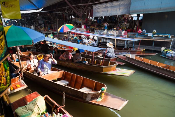 Bangkok Marzo Barcos Madera Ocupados Con Gente Mercado Flotante Damnoen — Foto de Stock