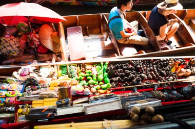 BANGKOK 20 Mart 2016 'da Tayland' da Damnoen Saduak yüzen pazarında insanlarla dolu 20 tahta tekne. Geleneksel bir hediyelik eşya ve satış yeri Damnoen Saduak Tayland 'da hala uygulanıyor..