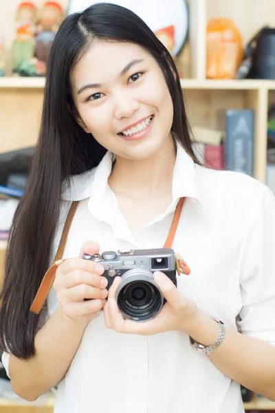 Alegre Joven Asiático Mujer Blanco Camisa Hacer Foto Cámara Con —  Fotos de Stock