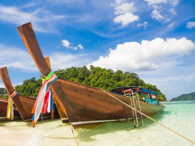 Uzun kuyruk ahşap tekne ve tropikal beach, Andaman Denizi, Tayland