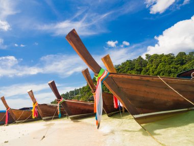 Uzun kuyruk ahşap tekne ve tropikal beach, Andaman Denizi, Tayland