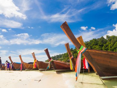 Geleneksel longtail ahşap tekneler Lipe Adası üzerinde şok Eyaleti, Tayland bulun