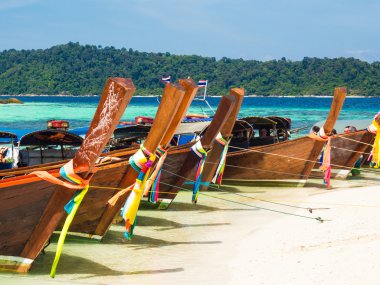 Uzun kuyruk ahşap tekne ve tropikal beach, Andaman Denizi, Tayland