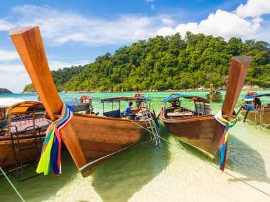 Uzun kuyruk ahşap tekne ve tropikal plaj