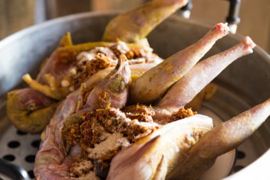 Buhar için taze tavuk, haşlanmış tavuk.