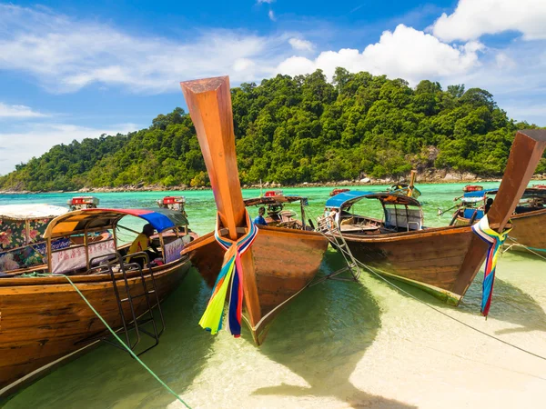 Traditionelle Langholzboote in Lipe Island auf Betäubungsmittel — Stockfoto