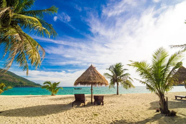 Tiempo de vacaciones fondo de dos sillas de salón de playa bajo la hierba — Foto de Stock