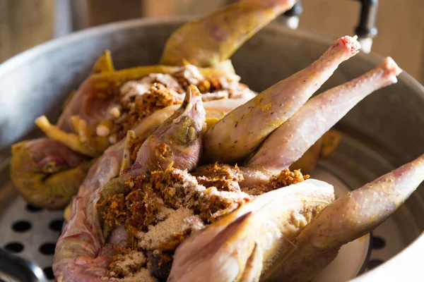 Buhar için taze tavuk, haşlanmış tavuk.