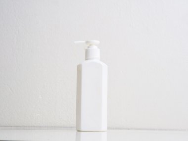 Beyaz arka planda şampuan güzellik plastik şişe. Ürün paketleme