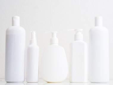 Beyaz plastik şişe beyaz kozmetik ürünleri için