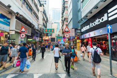 Hong Kong, Çin - 23 Ekim 2015 'te Hong Kong' da yürüyen sokak pazarı. Mongkok Bölgesi 'ndeki yürüyen sokak pazarı Hong Kong' un en ünlü yürüyen sokak pazarıdır..