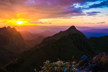 Güneşli şafak manzara dağ