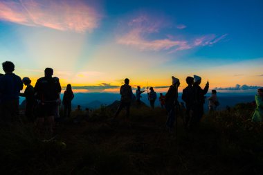 Grup ile zevk turist mo tepesinden fotoğraf çeker