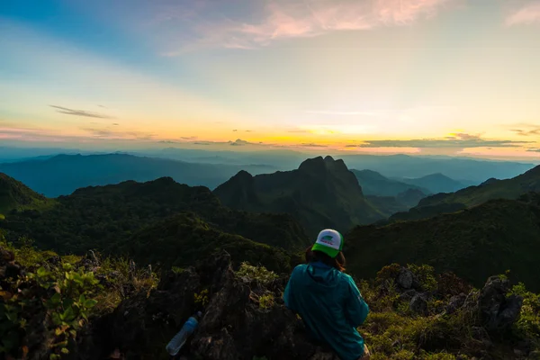 Grupo Turistas Disfrutando Con Toma Fotos Desde Cima Montaña Paisaje — Foto de Stock