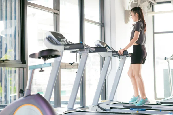 Asiático Hermosas Chicas Con Auriculares Gimnasio Con Cinta Correr Chica — Foto de Stock