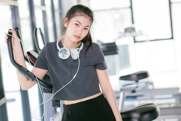 年轻的亚裔女子 在健身房里光从窗口 — 图库照片