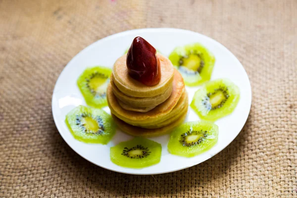 Pannenkoeken Met Aardbeien Crème Kiwi Fruit Thuis Gemaakt — Stockfoto