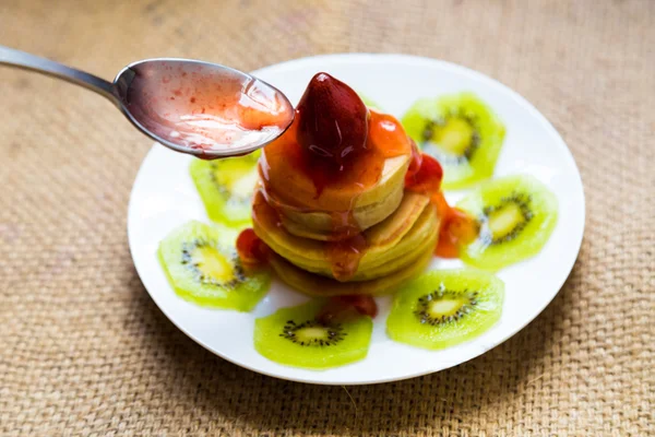 草莓奶油和猕猴桃水果煎饼 — 图库照片