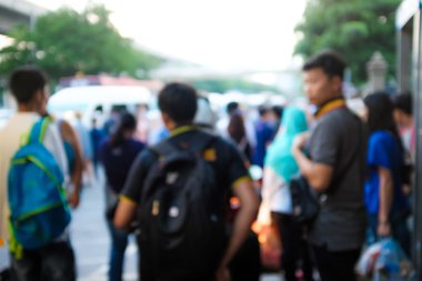 Otobüs durağı, Chatuchak, Tayland 'da taç giyen insanlar.