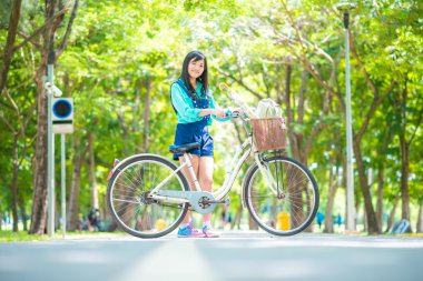 Güzel genç gülümseyen kadın Bisiklet