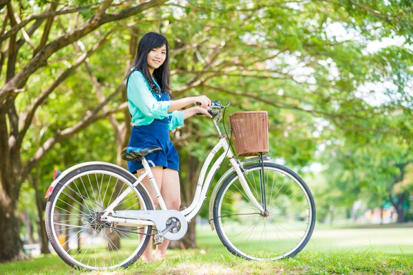 Asiática Linda Mujer Con Bicicleta Jardín Parque Público — Foto de Stock