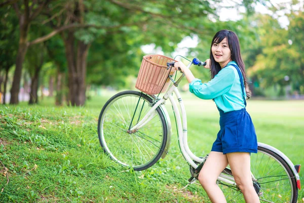 亚洲可爱女人与自行车在花园 公共公园 — 图库照片