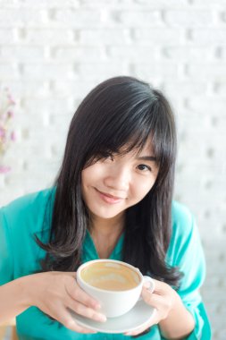 Asyalı kadın sabah beyaz sanat arka planda kahve içme