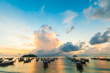 Sunset Beach, balıkçı tekne silüeti geleneksel Tay tekneler