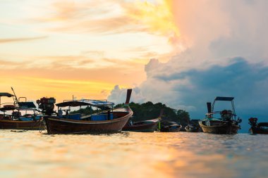 Sunset Beach, balıkçı tekne silüeti geleneksel Tay tekneler