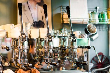 Kahve makinesi yakın kadar kahve hazırlanması