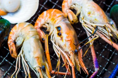 Izgara karides ateşe yakın çekim