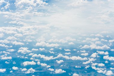 Mavi gökyüzü arkaplanlı bulutlar