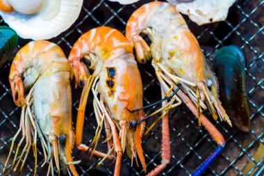 Izgara deniz ürünleri kabuk ve alevli ızgara karides.