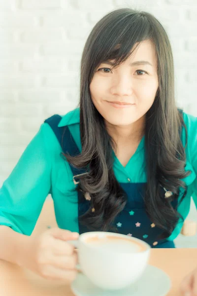 Smile asian girl indoor drinking coffee — Stock Photo, Image