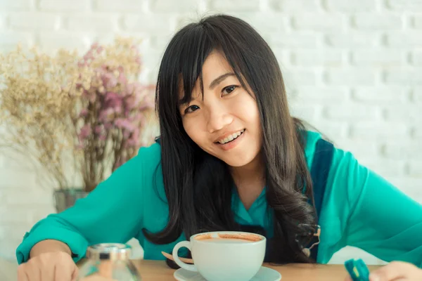 Smile asian girl indoor drinking coffee — Stock Photo, Image