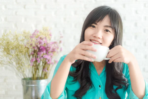 美丽性感的亚洲女人与咖啡 — 图库照片