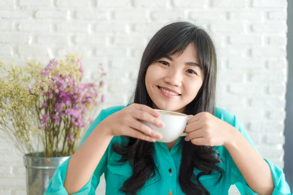 Azjatyckie Kobiety Picia Kawy Rano Biały Sztuka Tło — Zdjęcie stockowe