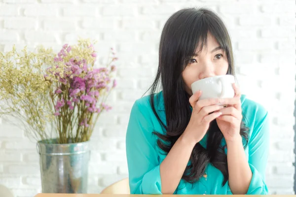 Asiática Mujer Bebiendo Café Mañana Blanco Arte Fondo —  Fotos de Stock