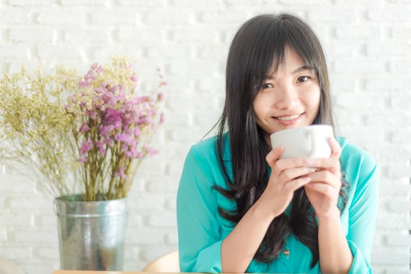 美丽性感的亚洲女人 在老式的咖啡馆喝杯咖啡 — 图库照片