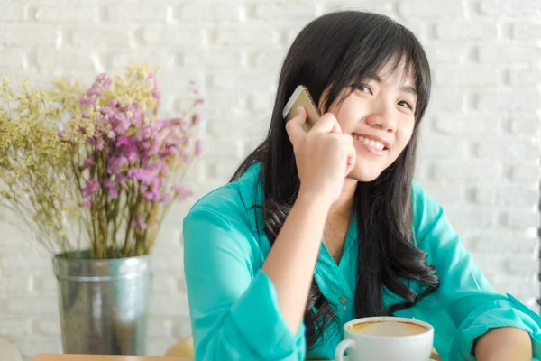 Mujer Sosteniendo Teléfono Celular Con Una Taza Café Cafetería Art —  Fotos de Stock